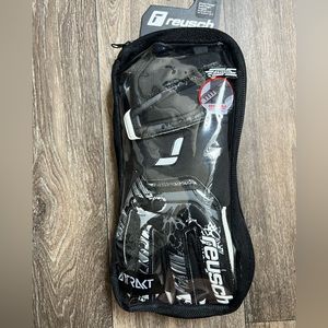 New Reusch Attrakt Infinity Finger Support Goalkeeper Gloves.